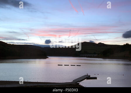 Le DERBYSHIRE UK - 06 Oct : Ladybower Reservoir au coucher du soleil le 06 août 2013 dans le Peak District, Derbyshire, Royaume-Uni Banque D'Images