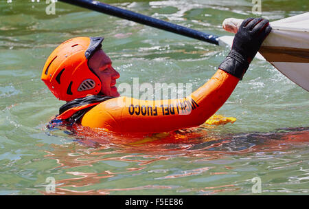 Un plongeur de la Vigili del Fuoco Italie's fire and rescue service aide un bateau qui participent à la Vogalonga Venise Vénétie Italie Banque D'Images