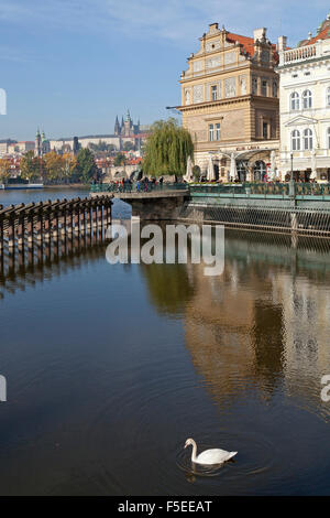 Le Château de Prague, la Vltava, Bedrich Smetana Museum, Smetanovo, Prague, République Tchèque Banque D'Images