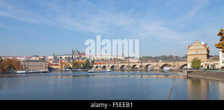 Le Château de Prague, le Pont Charles, le Musée Smetana, la Vltava, Prague, République Tchèque Banque D'Images