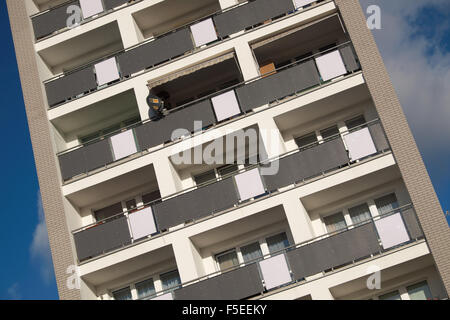 Pologne Varsovie un bloc d'appartements de haute élévation avec balcons dans le Muranow quartier de la ville Banque D'Images