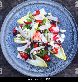 Salade avec des fraises, les endives et radis Banque D'Images