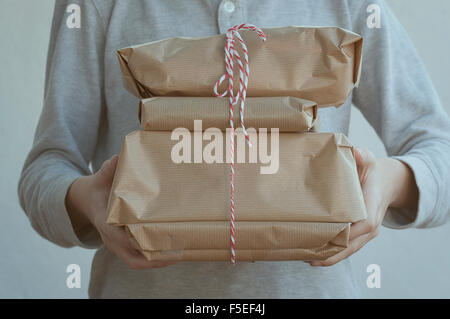 Boy holding une pile de cadeaux Banque D'Images