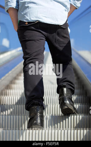 Vue arrière de l'angle faible homme debout sur l'escalator Banque D'Images