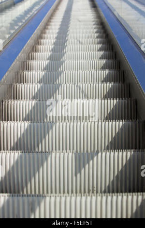 Acier vide avec personne jusqu'à l'escalator Banque D'Images