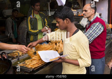 L'Inde, l'Himachal Pradesh, Simla Shimla (inférieur), Bazar, décrochage doux, l'homme sélection de jelabi afficher Banque D'Images