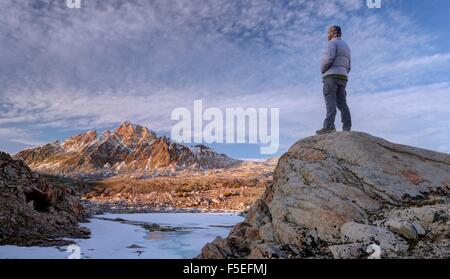 Man looking at mont Humphreys, Sierra National Forest, Californie, USA Banque D'Images