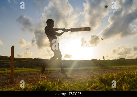 Silhouette d'un homme à jouer au cricket, Galle, Sri Lanka Banque D'Images