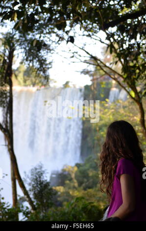 Girl looking at iguazu, Argentine Banque D'Images