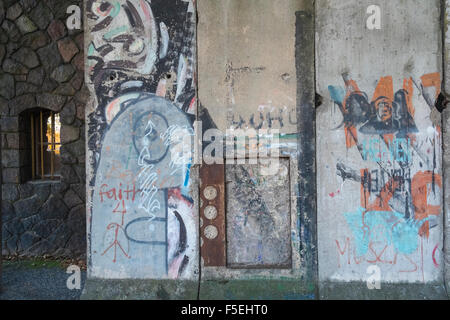 Segments du mur de Berlin d'origine sur l'affichage à l'extérieur du Musée Märkisches (marcher), Mitte, Berlin, Germany, Europe Banque D'Images