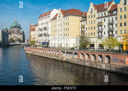 Quartier Nikolaiviertel, à côté de la rivière Spree, avec en arrière-plan, la cathédrale de Berlin, Mitte, Berlin, Allemagne. Banque D'Images