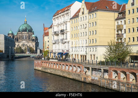 Quartier Nikolaiviertel, à côté de la rivière Spree, avec en arrière-plan, la cathédrale de Berlin, Mitte, Berlin, Allemagne. Banque D'Images