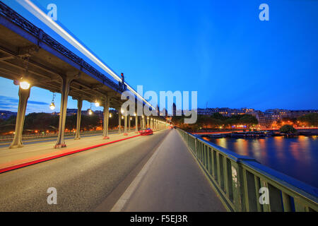 Blue Hour sur Pont de Bir-Hakeim, Paris, France Banque D'Images