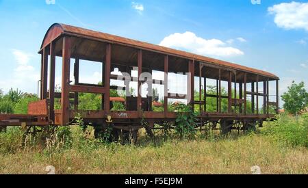 Vieux wagons sur les voies d'évitement et en attente de cassation ou réparation. Banque D'Images