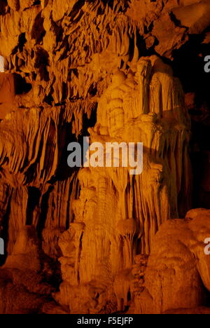 Accrocher la Grotte Sung Sot (Grotte des surprises), Halong Bay, Vietnam Banque D'Images