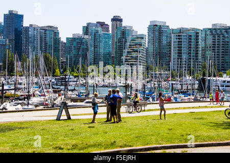 Vue sur Vancouver vu du parc Stanley, mille acres refuge urbain souvent cité comme l'un des plus beaux parcs publics. Banque D'Images