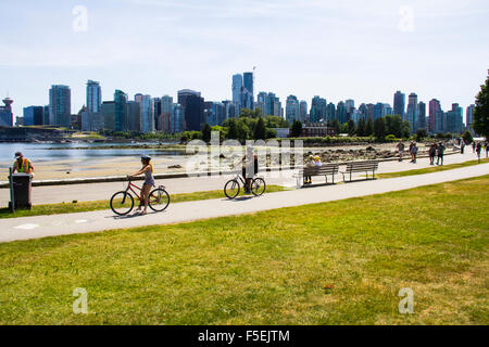 Vue sur Vancouver vu du parc Stanley, mille acres refuge urbain souvent cité comme l'un des plus beaux parcs publics. Banque D'Images