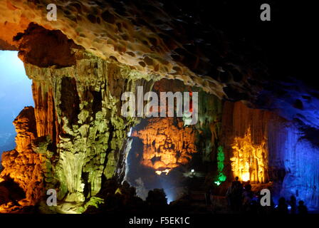 Accrocher la Grotte Sung Sot (Grotte des surprises), Halong Bay, Vietnam Banque D'Images