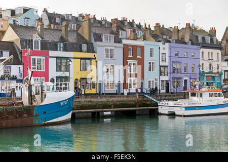 Pittoresque coloré des maisons en terrasse à côté du port intérieur de Weymouth Banque D'Images