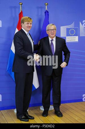 Bruxelles, Belgique. 29Th sep 2015. Le Président de la Commission européenne, Jean-Claude Juncker (R) accueille le roi Willem-Alexander des Pays-Bas en visite à Bruxelles, capitale de la Belgique, le 3 novembre 2015. © Zhou Lei/Xinhua/Alamy Live News Banque D'Images