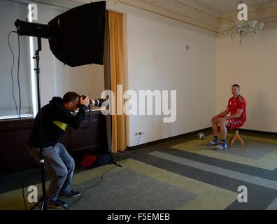 Prague, République tchèque. 29Th sep 2015. République tchèque l'équipe nationale de handball player Alexandre Gaté Filip pose avant le Championnat du Monde de handball masculin qualification dans Prague, République tchèque, le lundi, Novembre 3, 2015. © Michal Krumphanzl/CTK Photo/Alamy Live News Banque D'Images