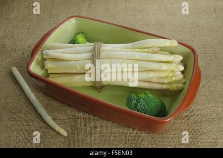 Offre groupée de l'asperge blanche et le brocoli dans un bol Banque D'Images