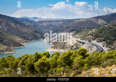 Montagnes, Espagne - autoroute A44 dans les montagnes de la Sierra Nevada avec Rules Reservoir et Rio Guadalfeo, Andalousie Banque D'Images