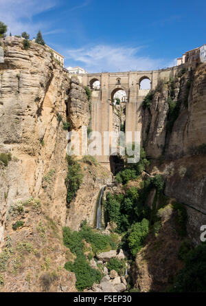 Puente Nuevo sur la gorge El Tajo de Ronda, Andalousie, Espagne Banque D'Images