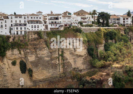 Les bâtiments de la vieille ville s'accrocher au visage de roche sur la gorge El Tajo de Ronda, Andalousie, Espagne Banque D'Images