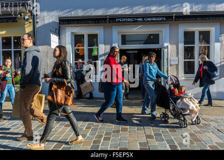 Banlieue de Paris, France, les gens Shopping dans les magasins de vêtements, Vente dans 'la Vallée Village', magasins de rabais, marcher sur la rue 'Marne-la-Vallée' France magasin de vêtements pour hommes et femmes, sacs de shopping parc de vente au détail Banque D'Images