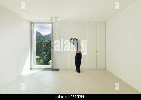 L'architecture, nouvelle maison de l'intérieur, avec un homme à l'intérieur Banque D'Images