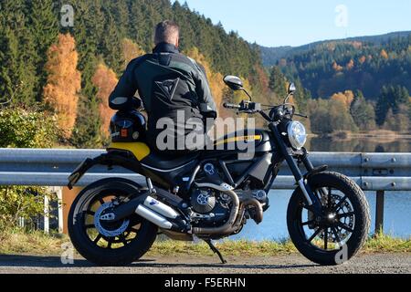 Pilote moto en automne, en Allemagne, près de ville d'Riefensbeek 2. Novembre 2015. Photo : Frank May Banque D'Images