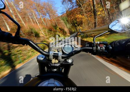 Pilote moto en automne, en Allemagne, près de ville de Braunlage 2. Novembre 2015. Photo : Frank May Banque D'Images