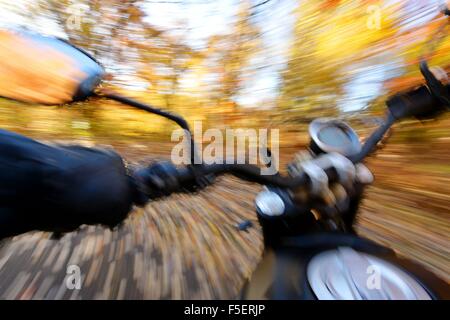 Pilote moto en automne, en Allemagne, près de ville de Braunlage 2. Novembre 2015. Photo : Frank May Banque D'Images