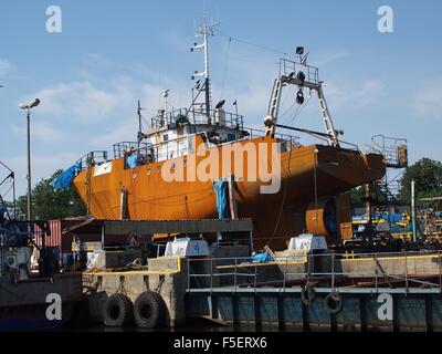 Bateau de pêche dans le chantier naval sur fond de ciel Banque D'Images