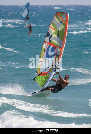 Planches à profiter de la brise de terre à Kurion Beach à Chypre Banque D'Images