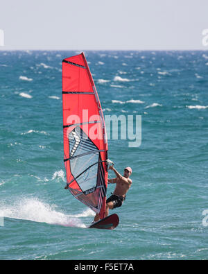 Planches à profiter de la brise de terre à Kurion Beach à Chypre Banque D'Images