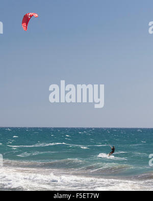 Kitesurfers profitez de la brise de terre à Kurion Beach à Chypre Banque D'Images