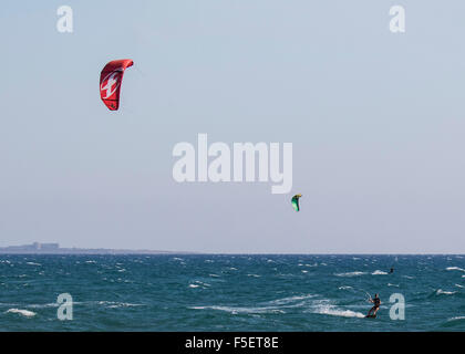 Kitesurfers profitez de la brise de terre à Kurion Beach à Chypre Banque D'Images
