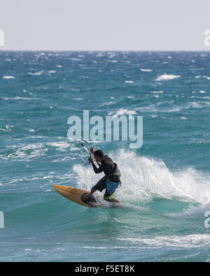 Kitesurfers profitez de la brise de terre à Kurion Beach à Chypre Banque D'Images