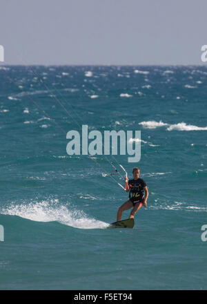 Kitesurfers profitez de la brise de terre à Kurion Beach à Chypre Banque D'Images