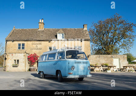 Campervan VW bleu stationné à l'extérieur d'un pub anglais. Kingham, Cotswold, Angleterre Banque D'Images