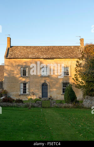 Cotswold cottage automnales dans Naunton. Cotswolds, Gloucestershire, Angleterre Banque D'Images