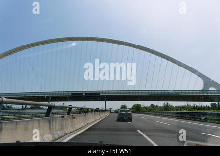 Vue depuis la voiture du pont conçu par Santiago Calatrava de l'autoroute A1, Reggio Emilia, Italie Banque D'Images