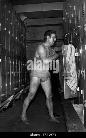 Un mineur de la fosse des bains de siège à l'Celynen la mine du Sud dans les vallées du sud du Pays de Galles. La fosse a fermé en 1986. Banque D'Images