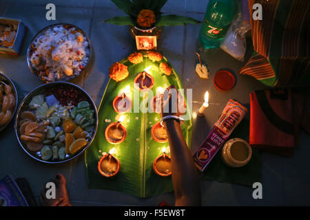 Dhaka, Bangladesh. 29Th sep 2015. Nov 03, 2015 - Dhaka, Bangladesh - hindous les croyants sont assis ensemble à l'étage de Lokenath Brahmachari Temple à Swamibag, Dhaka pour prier à Lokenath Brahmachari- qui s'appelle Baba Lokenath ou simplement Lokenath était un saint hindou du 18ème siècle et philosophe au Bengale. Lokenath est né le 31 août 1730. © Mohammad Ponir Hossain/ZUMA/Alamy Fil Live News Banque D'Images