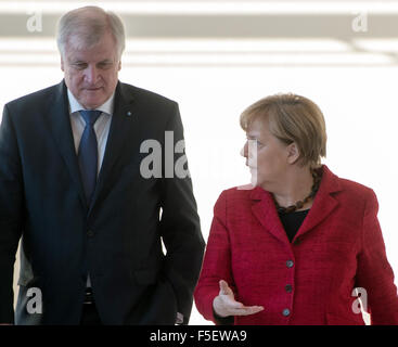 Berlin, Allemagne. 06Th Nov, 2015. La chancelière allemande et présidente de la CDU, Angela Merkel et le Premier Ministre de Bavière et président de la CSU Horst Seehofer arrivent pour le groupe parlementaire CDU/CSU réunion à Berlin, Allemagne, 03 novembre 2015. Photo : Soeren Stache/dpa/Alamy Live News Banque D'Images