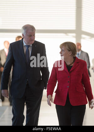 Berlin, Allemagne. 06Th Nov, 2015. La chancelière allemande et présidente de la CDU, Angela Merkel et le Premier Ministre de Bavière et président de la CSU Horst Seehofer arrivent pour le groupe parlementaire CDU/CSU réunion à Berlin, Allemagne, 03 novembre 2015. Photo : Soeren Stache/dpa/Alamy Live News Banque D'Images