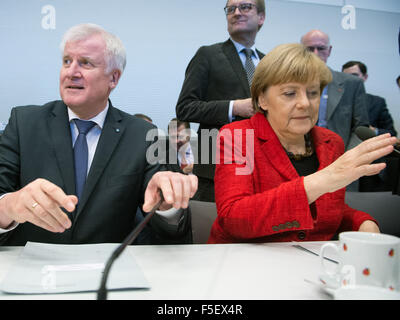 Berlin, Allemagne. 06Th Nov, 2015. La chancelière allemande et présidente de la CDU, Angela Merkel et le Premier Ministre de Bavière et président de la CSU Horst Seehofer (L) assister à la groupe parlementaire CDU/CSU réunion à Berlin, Allemagne, 03 novembre 2015. Photo : Soeren Stache/dpa/Alamy Live News Banque D'Images