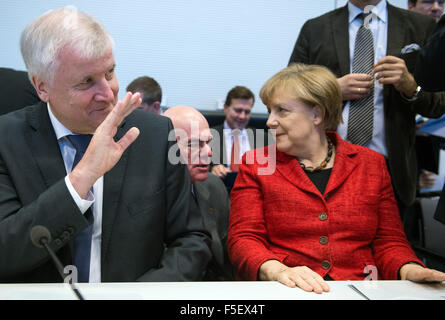 Berlin, Allemagne. 06Th Nov, 2015. La chancelière allemande et présidente de la CDU, Angela Merkel, le Premier Ministre de Bavière et président de la CSU Horst Seehofer (L) et le président du parlement allemand (Bundestag) Norbert Lammert (CDU/CSU) assister à la réunion du groupe parlementaire à Berlin, Allemagne, 03 novembre 2015. Photo : Soeren Stache/dpa/Alamy Live News Banque D'Images